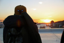 Dockland-Hamburg-Person-Fokus-mit-Sonne-im-Hintergrund